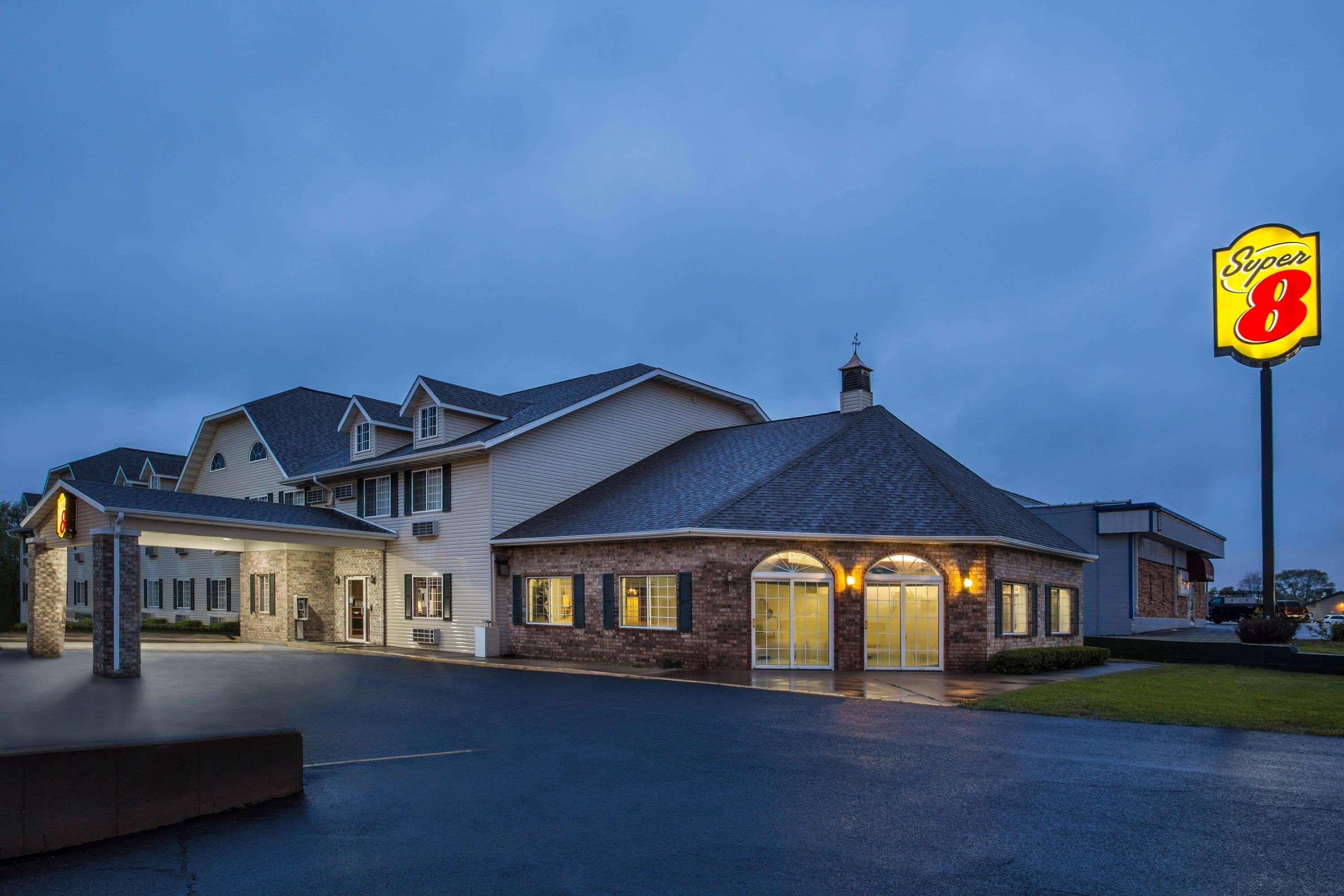 Hotel Super 8 By Wyndham Reedsburg Exterior foto