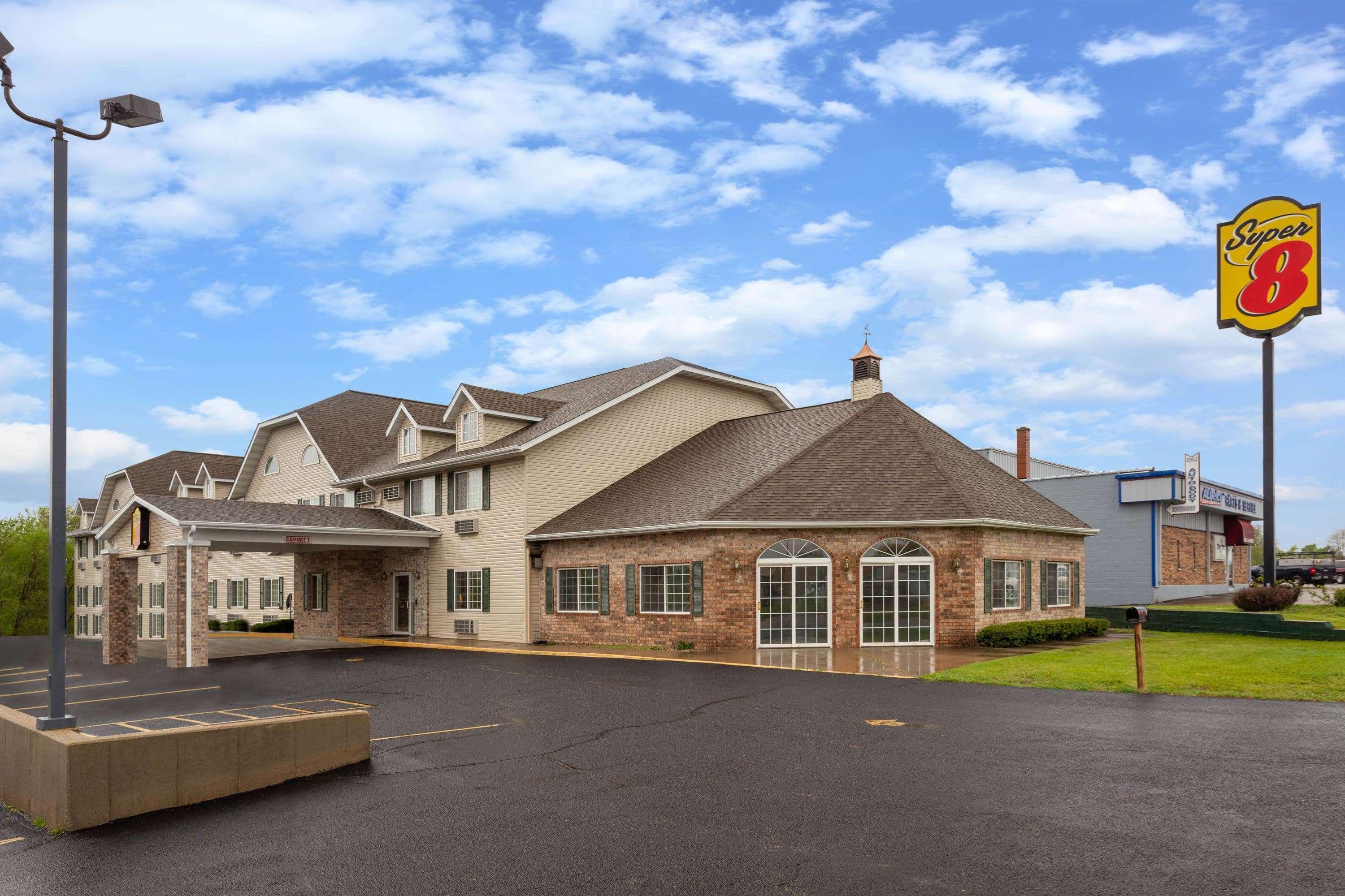 Hotel Super 8 By Wyndham Reedsburg Exterior foto